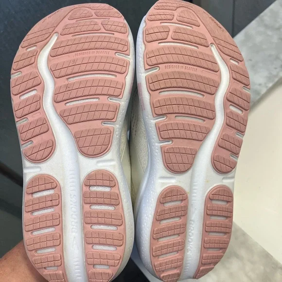 Brooks Ghost Max 2 Women's Cream Athletic Shoes - Picture 7 of 8